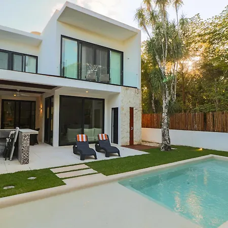 Hermosa Villa En Tulum Country Club Acceso A Playa
